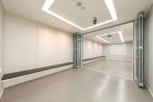 가변형 파티션을 활용한 다목적 오피스 공간